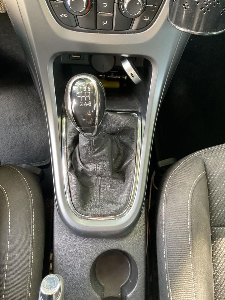 Opel Astra 2014 — photo 8