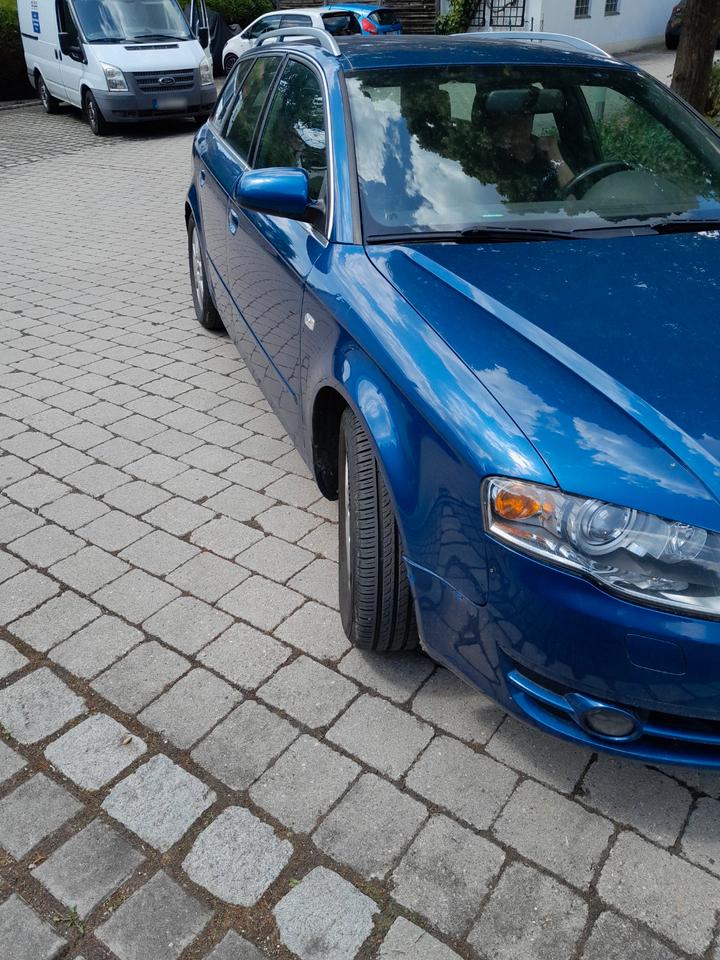 Audi A4 2004 — салон