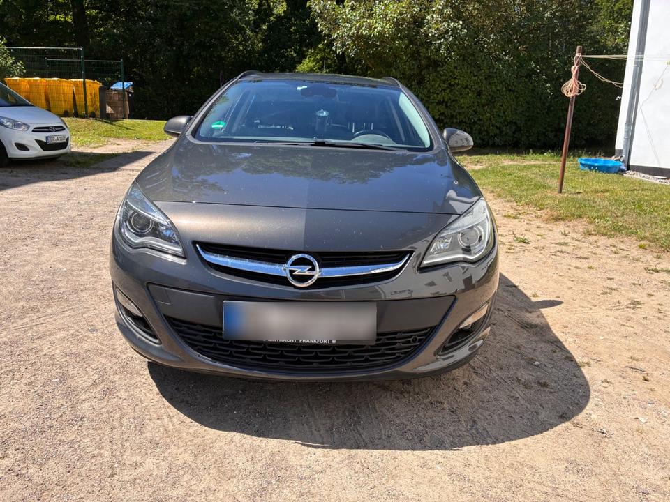 Opel Astra 2015 — rear view