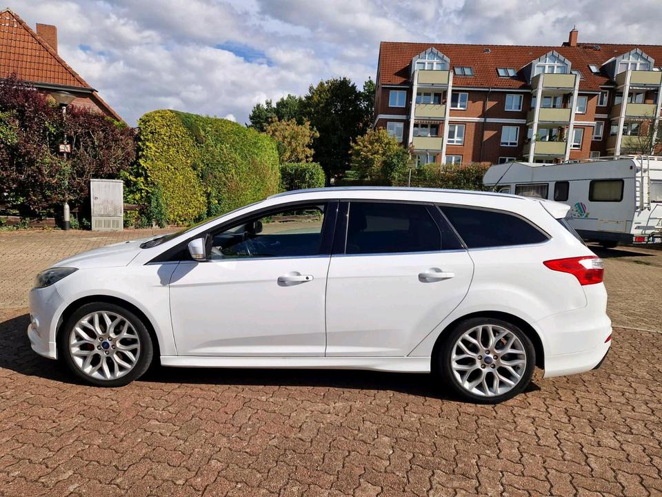 Ford Focus 2013 — вигляд ззаду