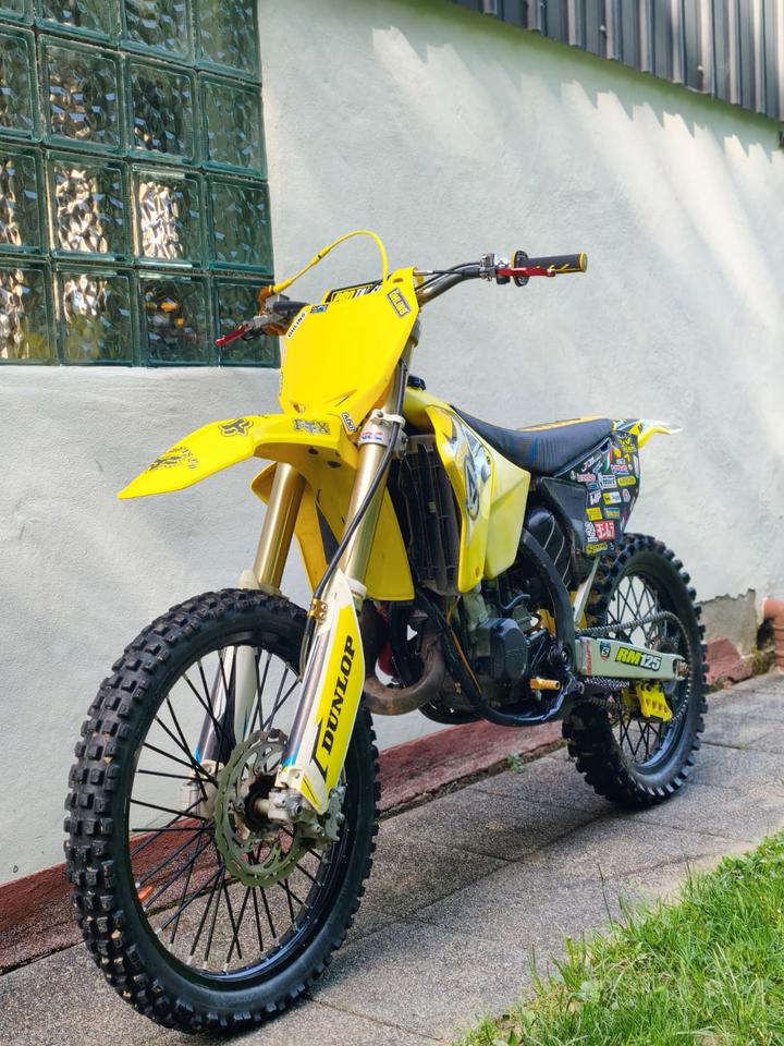Suzuki RM 125 | 2-Takt | Bj. | Motocross | 125ccm 2007 — вигляд ззаду