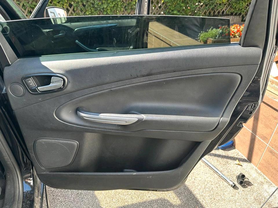 Ford S-Max 2011 — photo 16