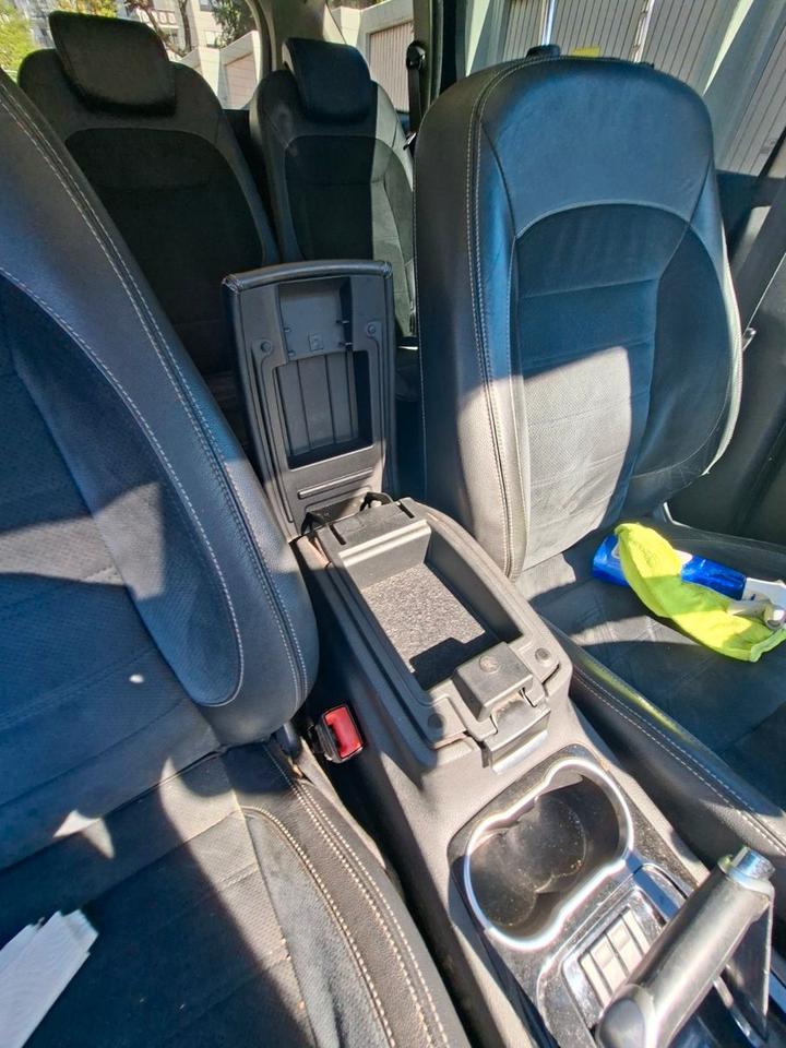Ford S-Max 2011 — photo 13