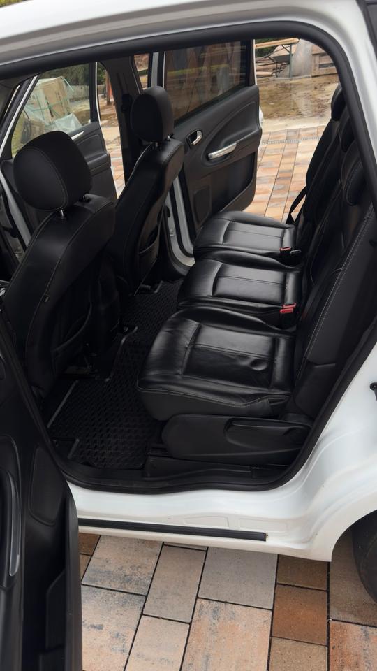 Ford S-Max 2010 — photo 11