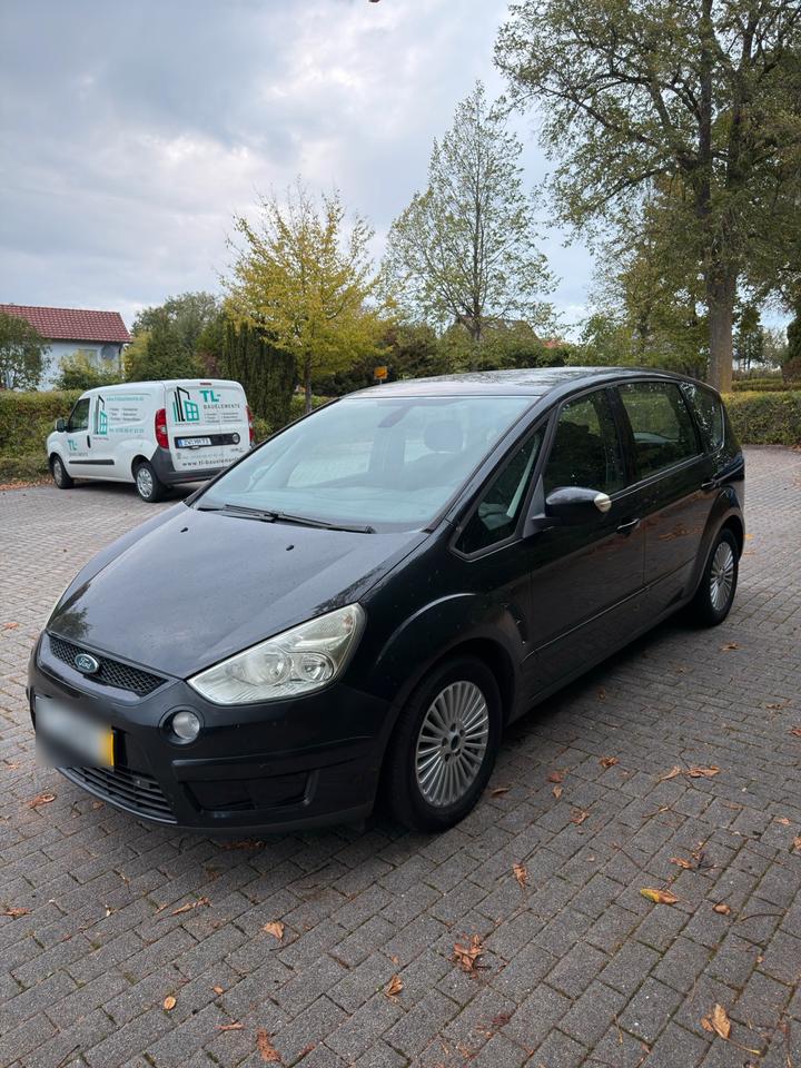 Ford S-Max 2009 — rear view