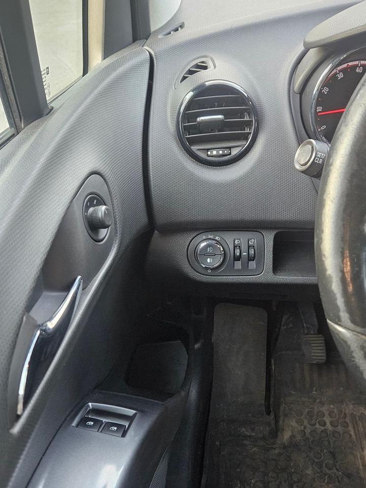 Opel Meriva 2012 — photo 11