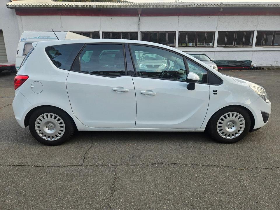 Opel Meriva 2012 — rear view