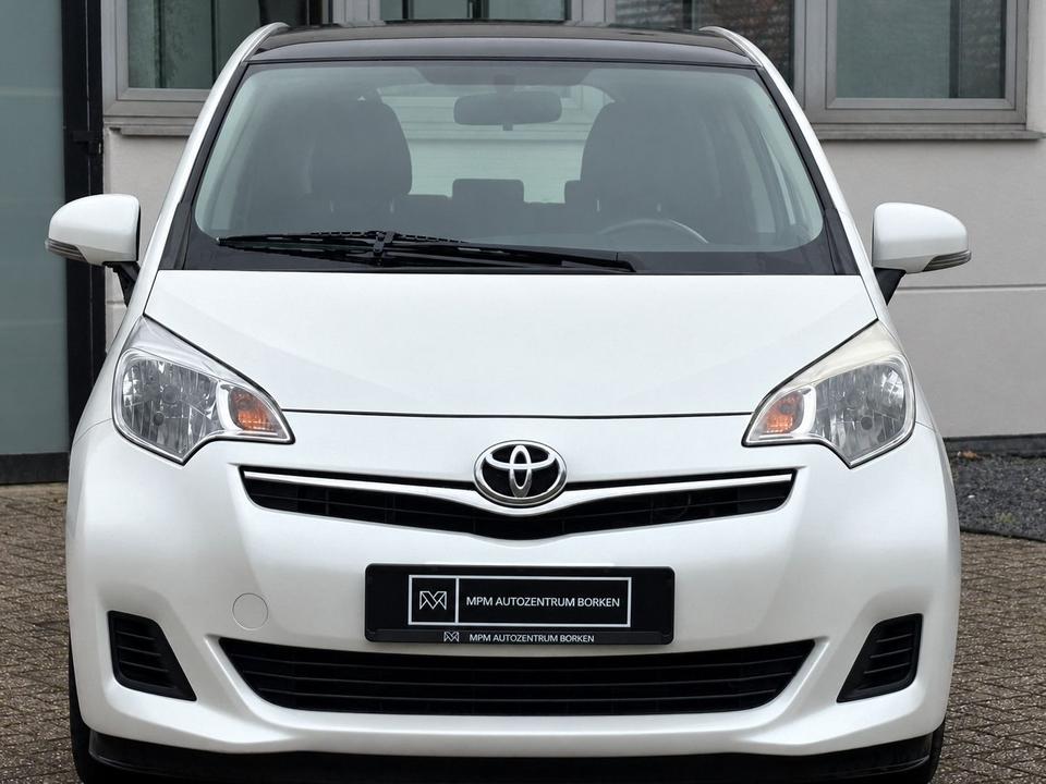 Toyota Verso 2011 — rear view
