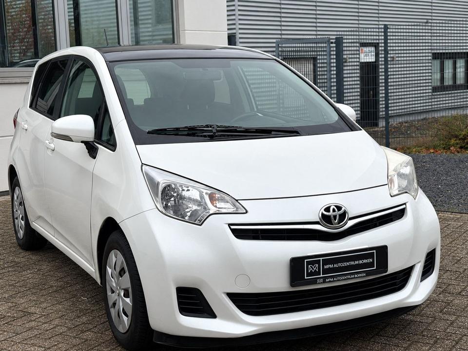 Toyota Verso 2011 — interior