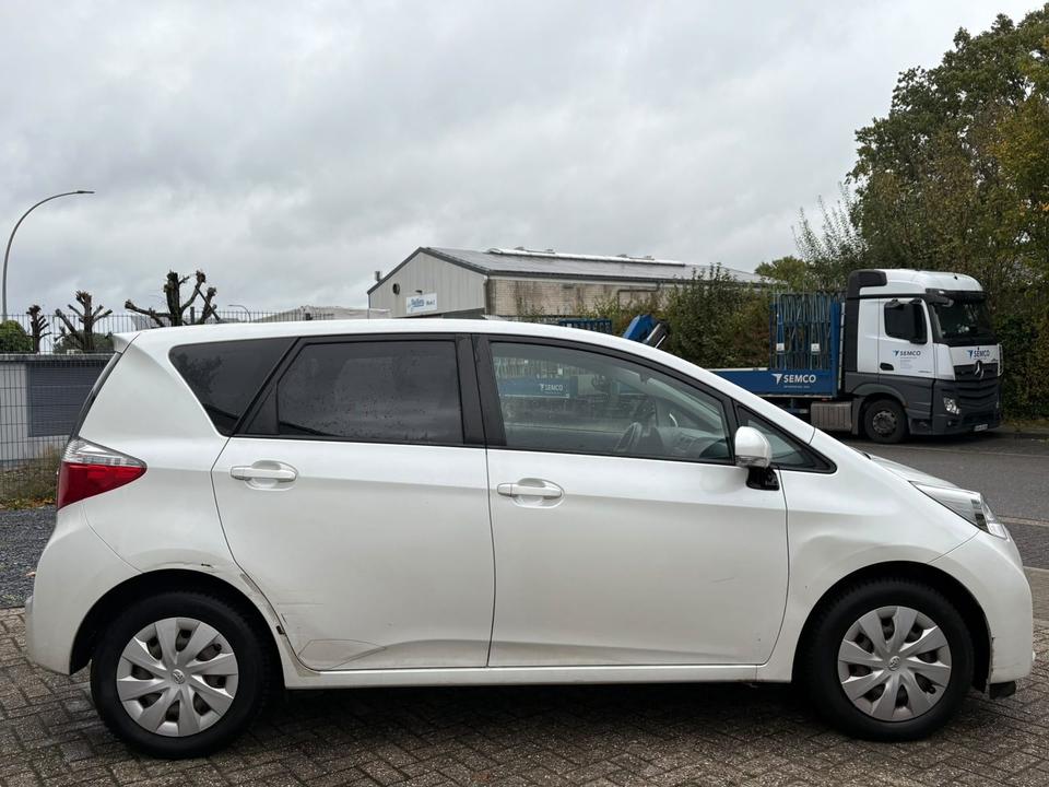 Toyota Verso 2011 — engine