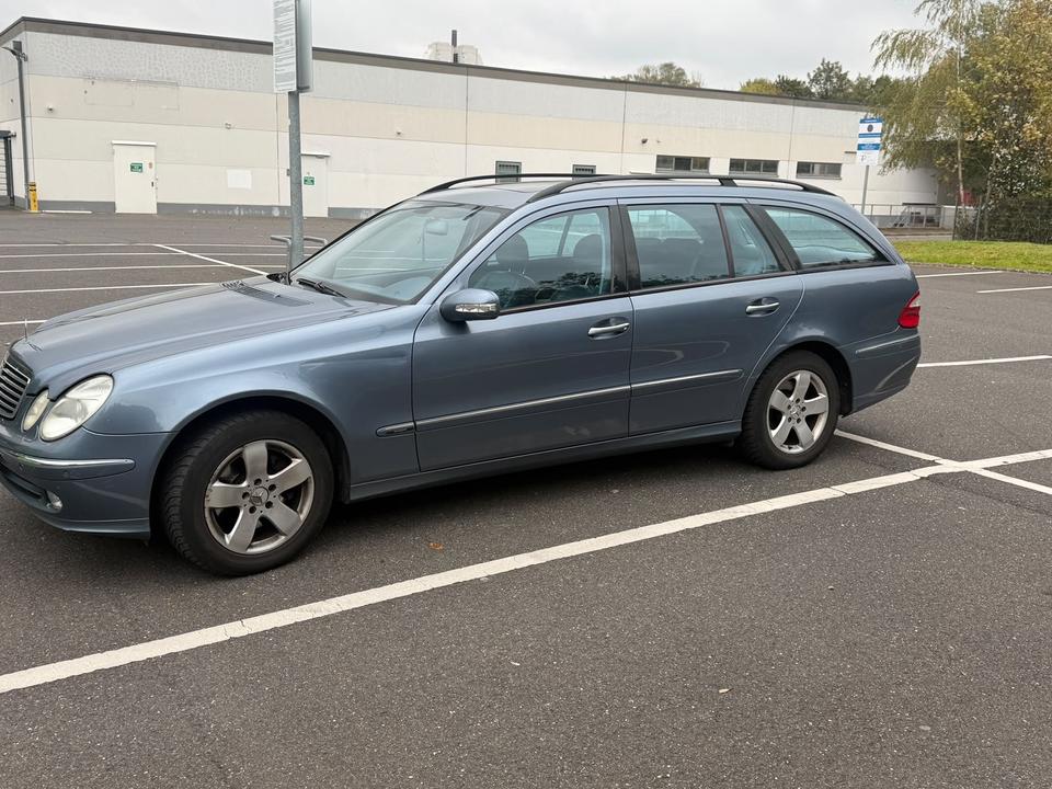 Mercedes Benz E 320 2004 — rear view