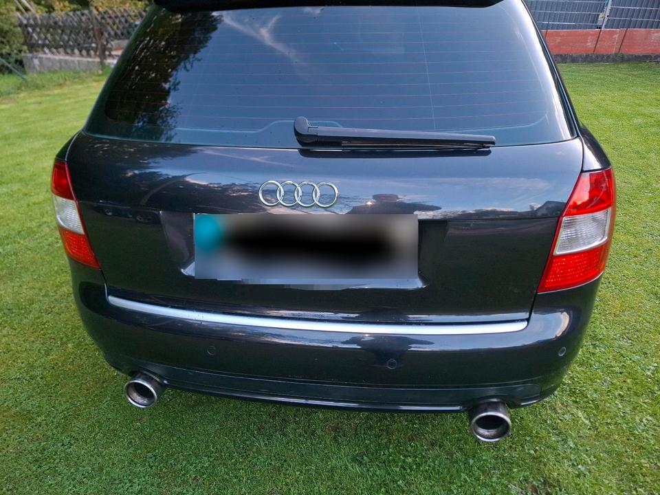 Audi A4 2004 — вигляд ззаду