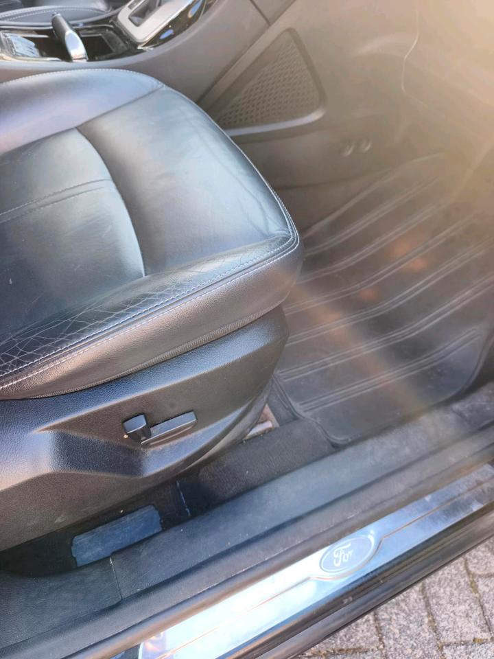 Ford S-Max 2011 — photo 16