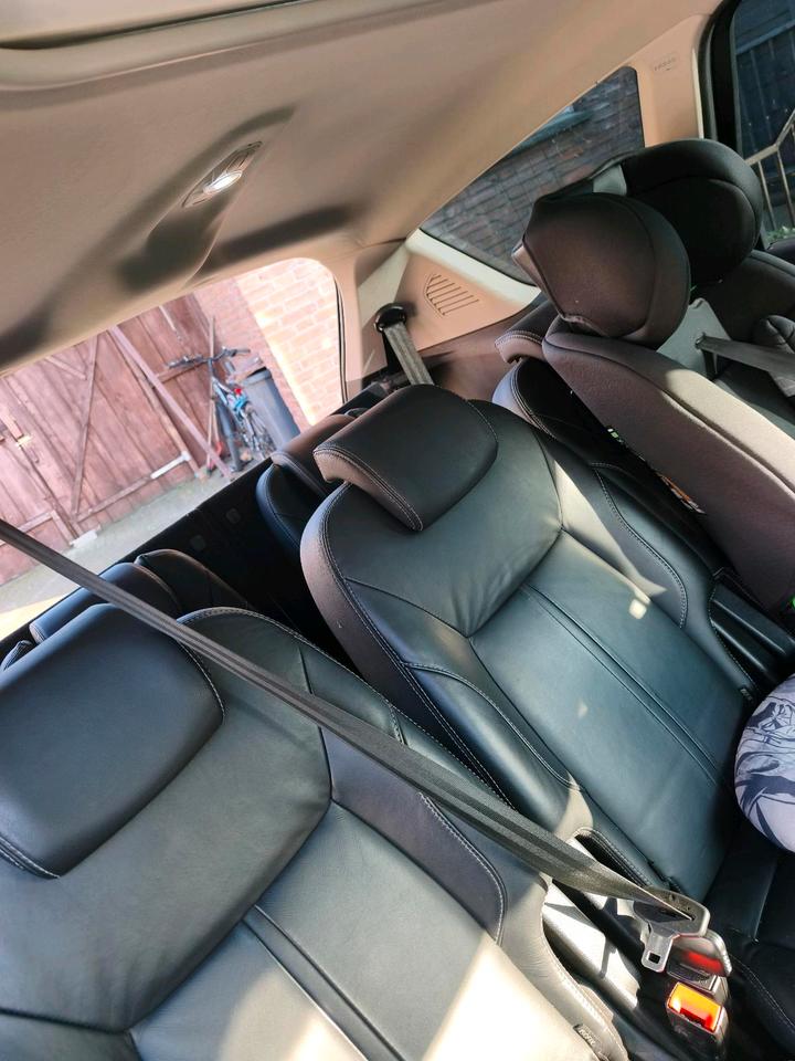 Ford S-Max 2011 — photo 17