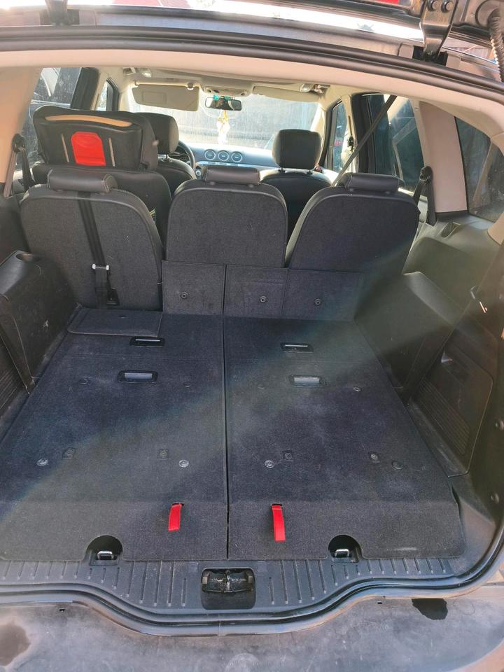 Ford S-Max 2011 — photo 20