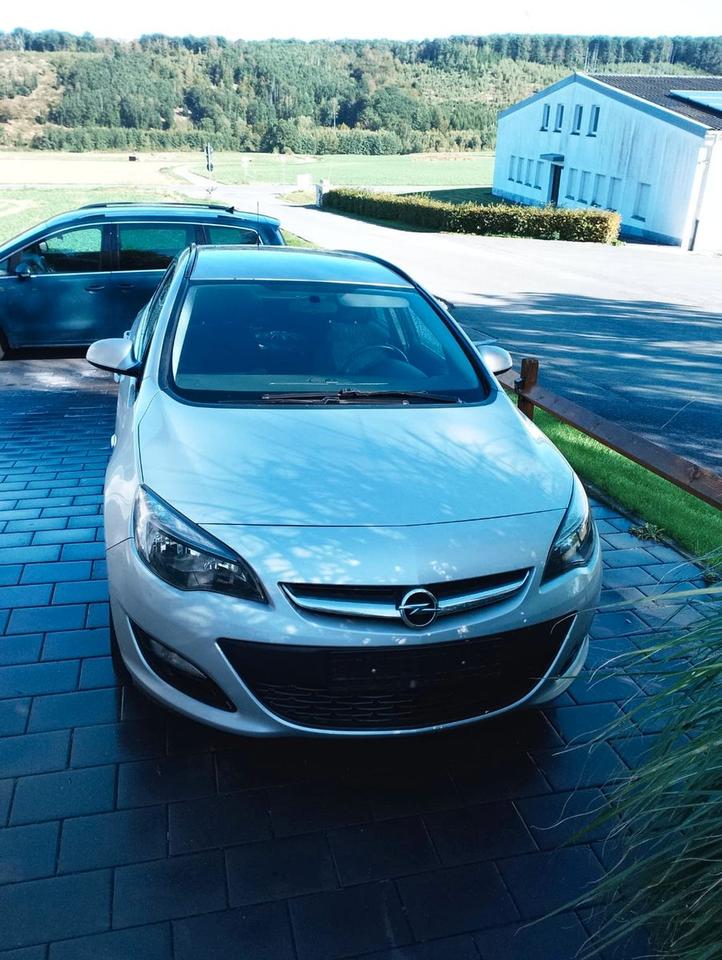 Opel Astra 2014 — rear view