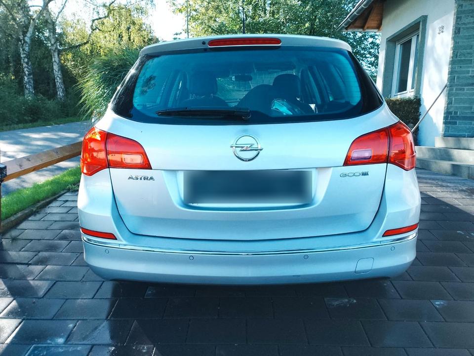 Opel Astra 2014 — interior