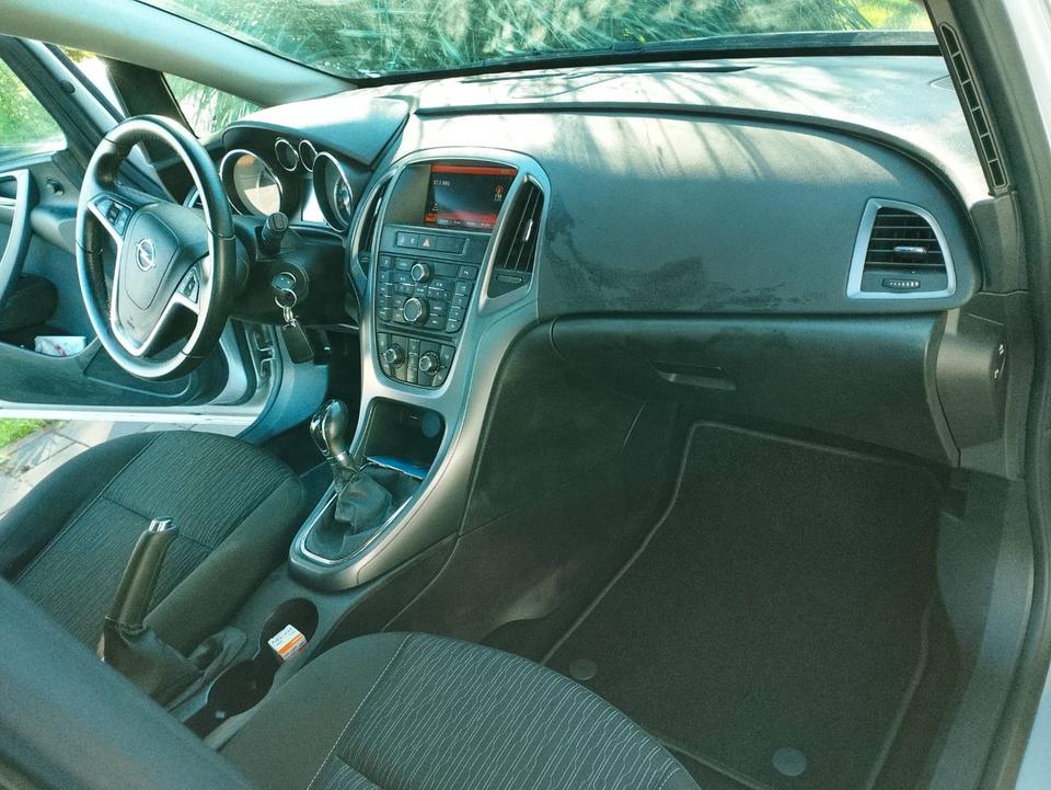 Opel Astra 2014 — photo 8