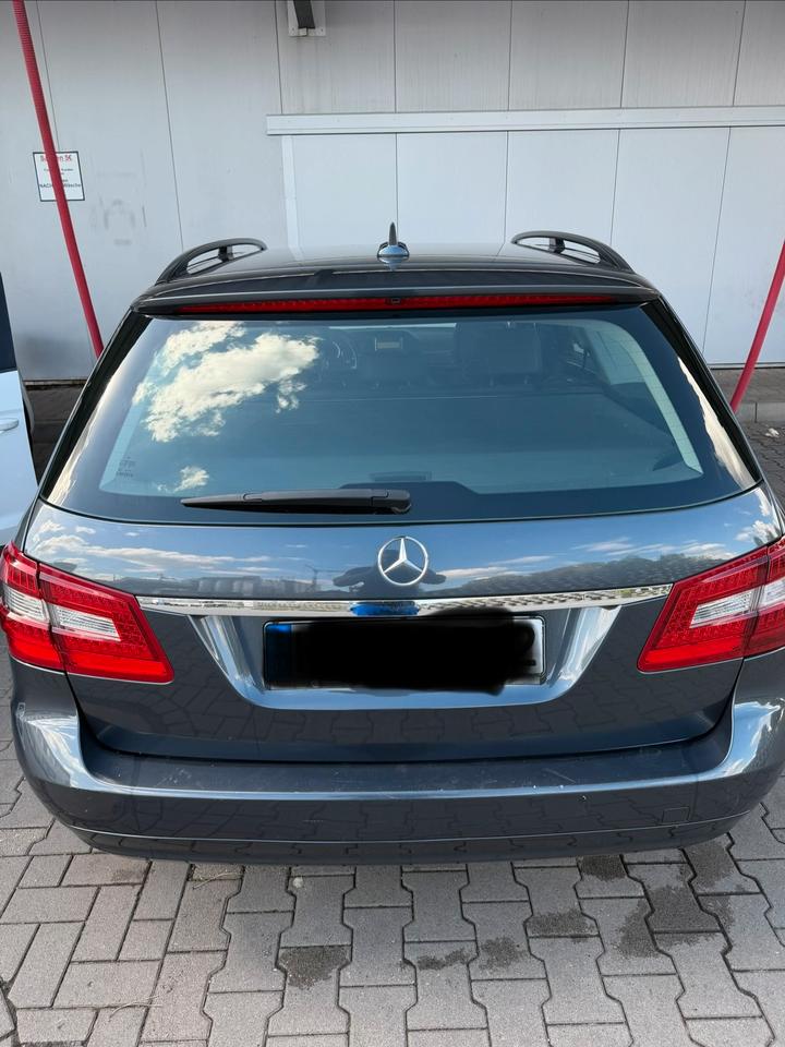 Mercedes Benz E 220 2010 — вигляд ззаду