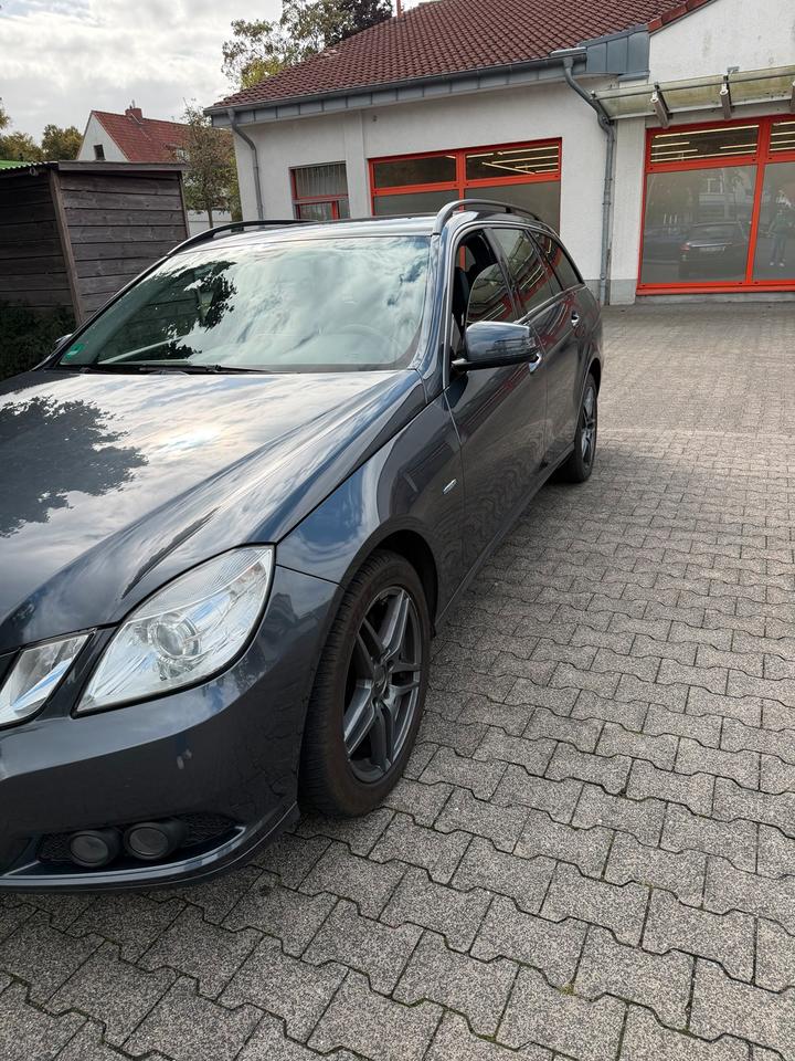 Mercedes Benz E 220 2010 — салон