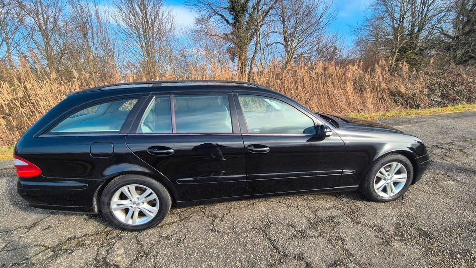 Mercedes Benz E 220 2004 — вигляд ззаду