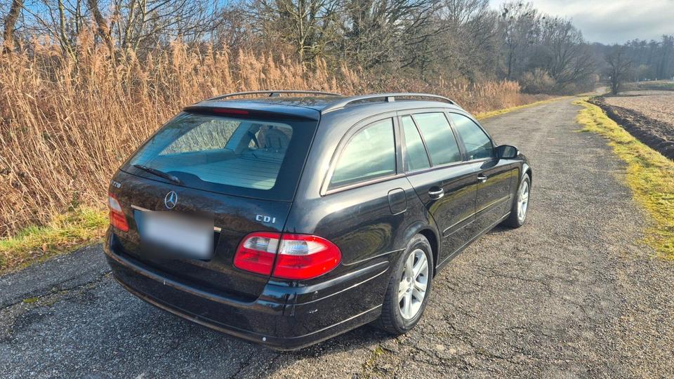 Mercedes Benz E 220 2004 — салон