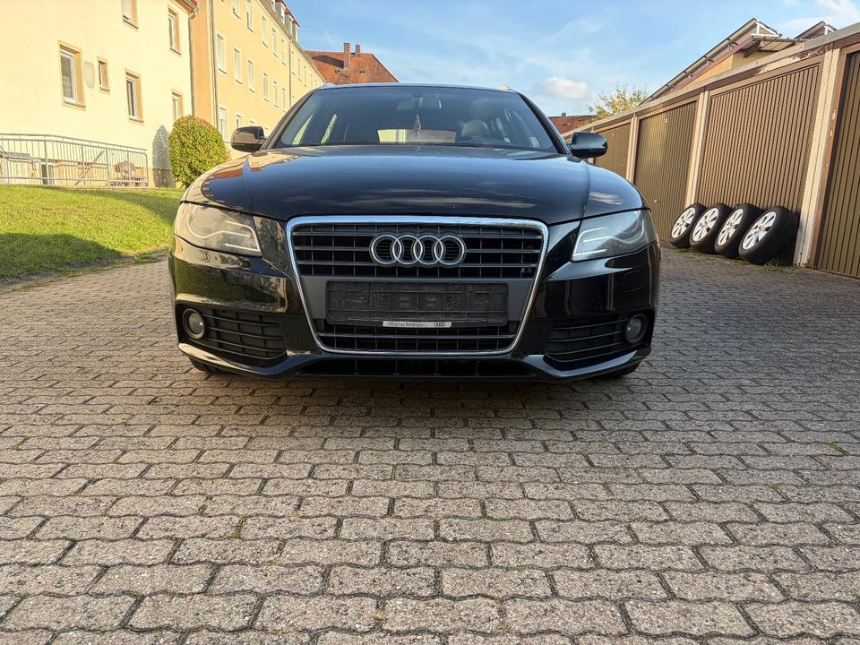 Audi A4 2010 — вигляд ззаду