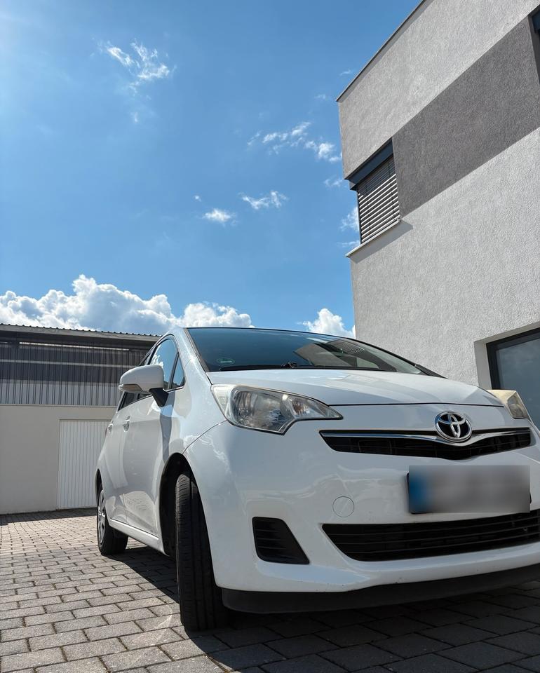 Toyota Verso 2013 — вигляд ззаду