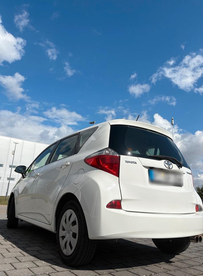 Toyota Verso 2013 — салон