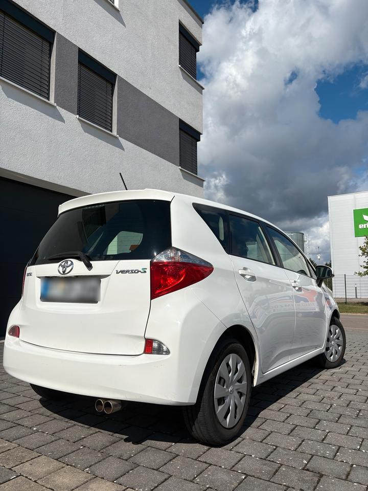 Toyota Verso 2013 — двигун