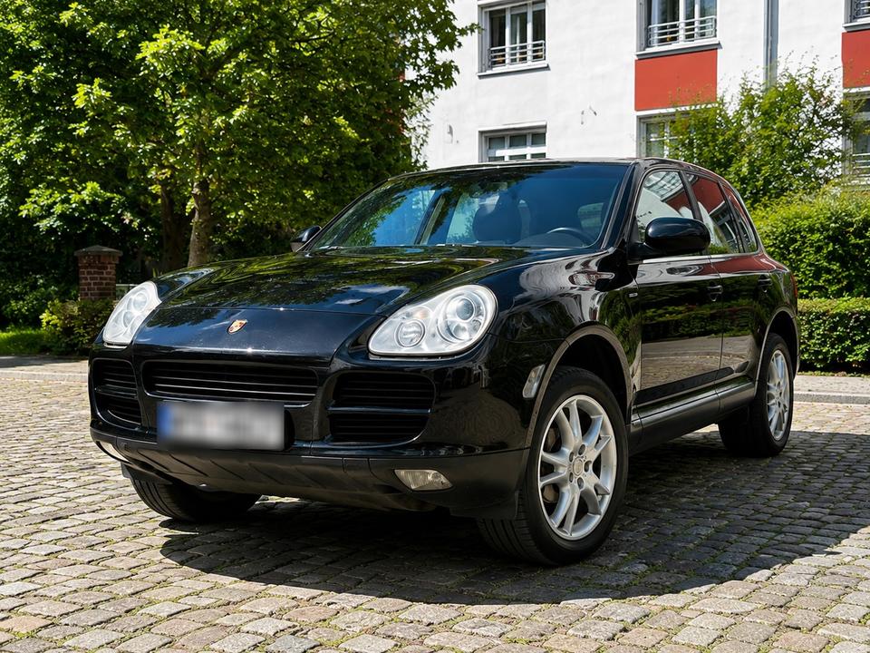 Porsche Cayenne 2004 — rear view