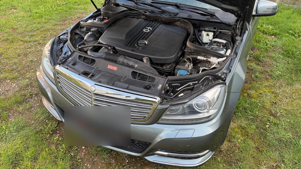 Mercedes Benz C 220 2011 — interior