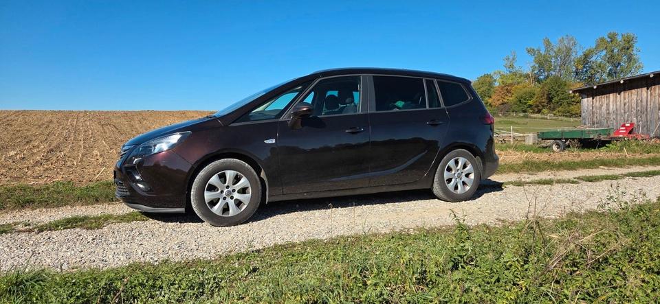 Opel Zafira Tourer 2015 — rear view