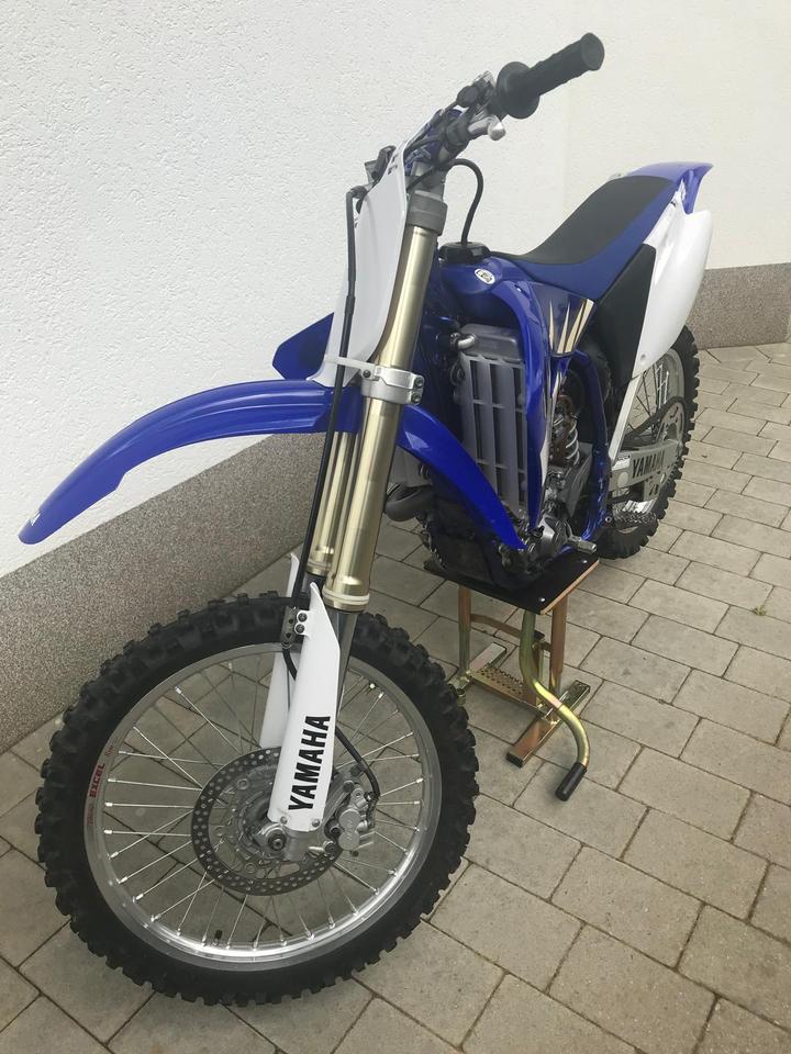 Yamaha Motocross Motorrad 2005 — rear view