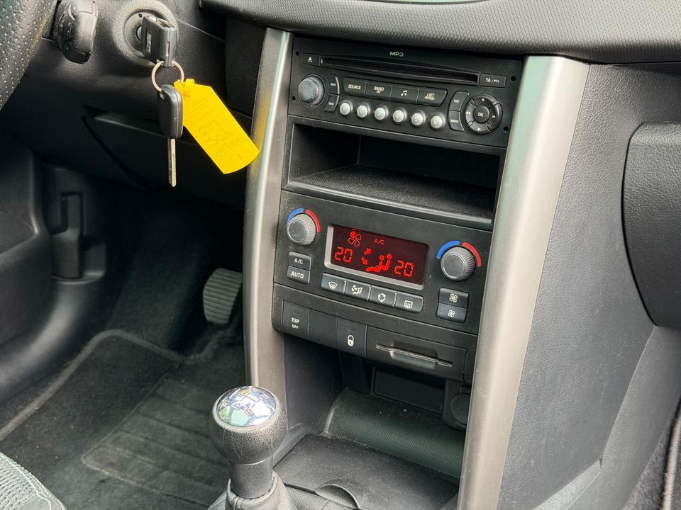Peugeot 207 2010 — photo 27