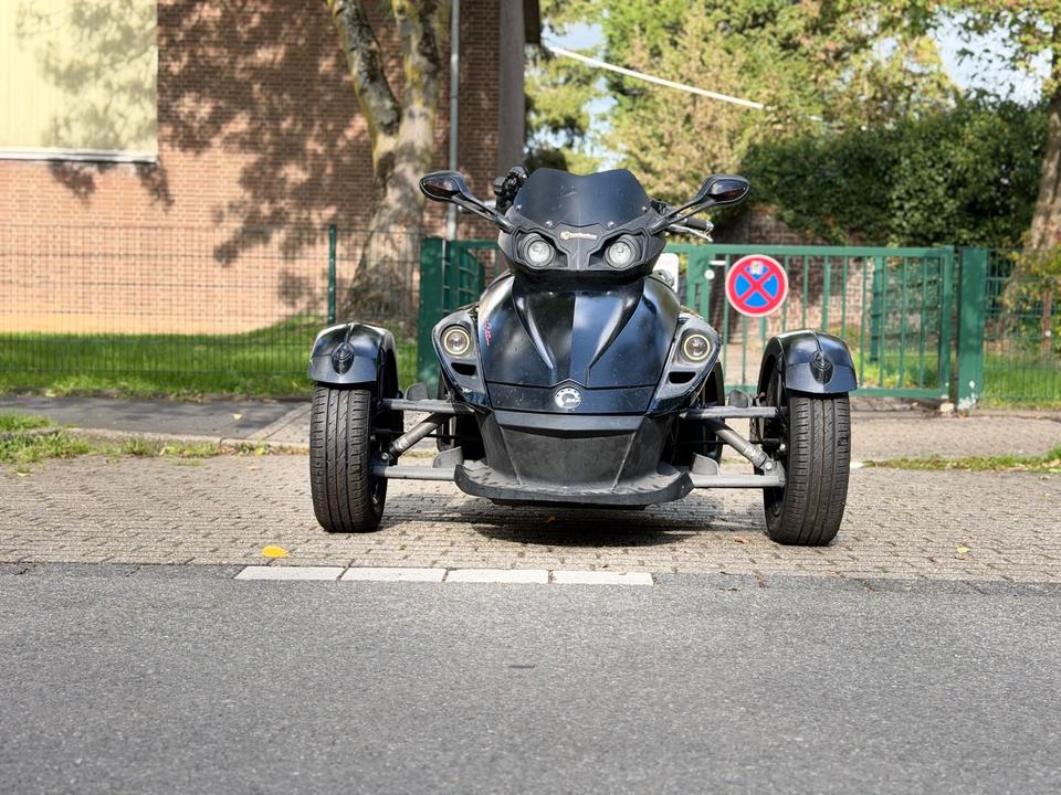Weitere Motorräder Reserviert •Can am Spyder 1000 2010 — rear view