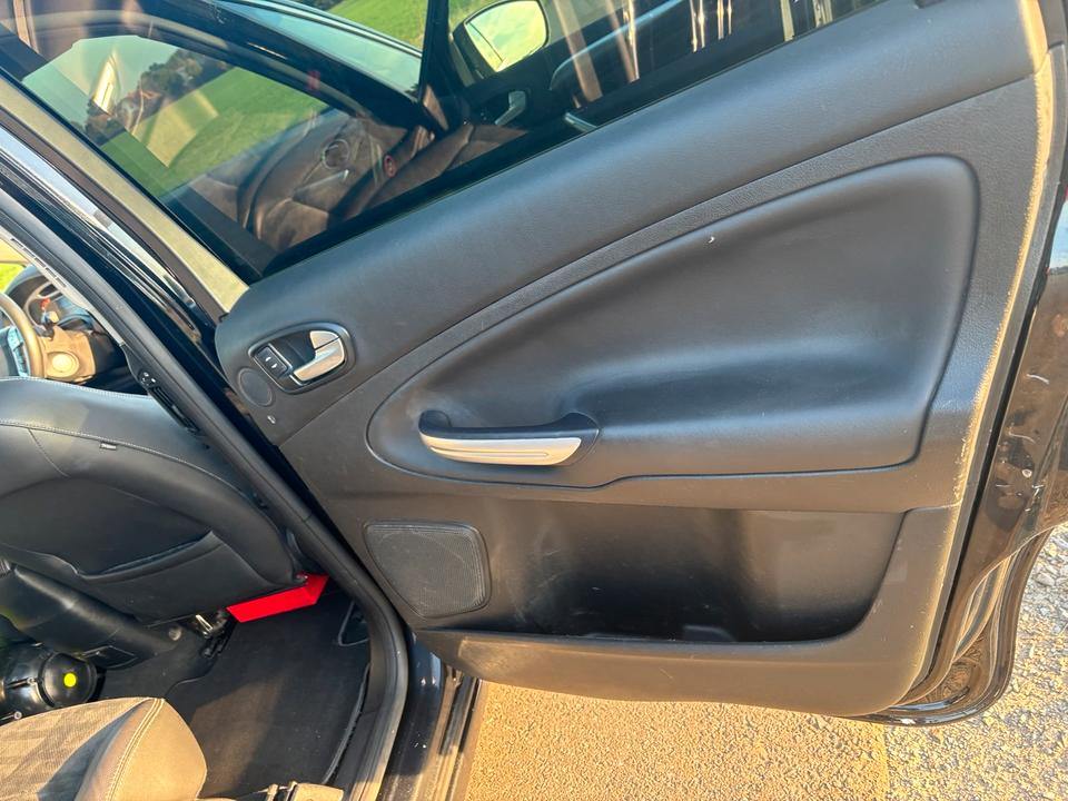 Ford S-Max 2010 — photo 16