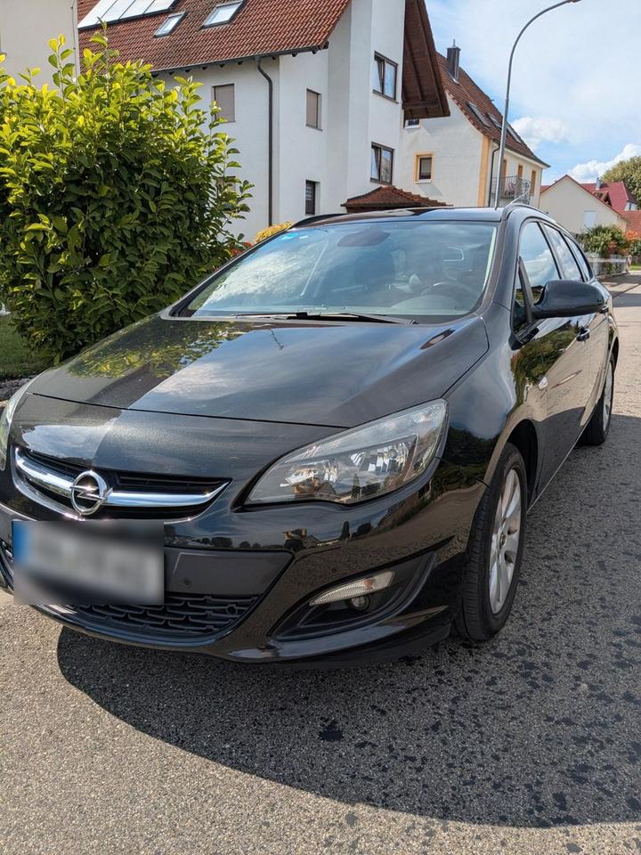 Opel Astra 2015 — rear view