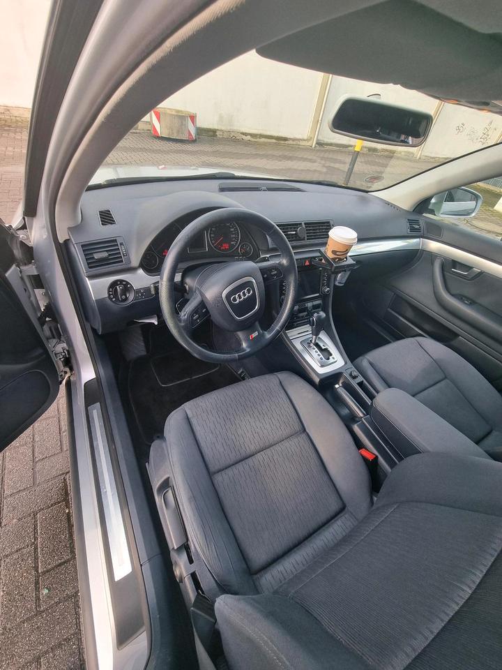 Audi A4 2005 — салон