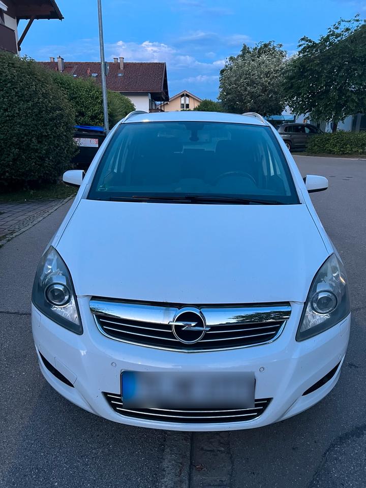 Opel Zafira 2008 — rear view