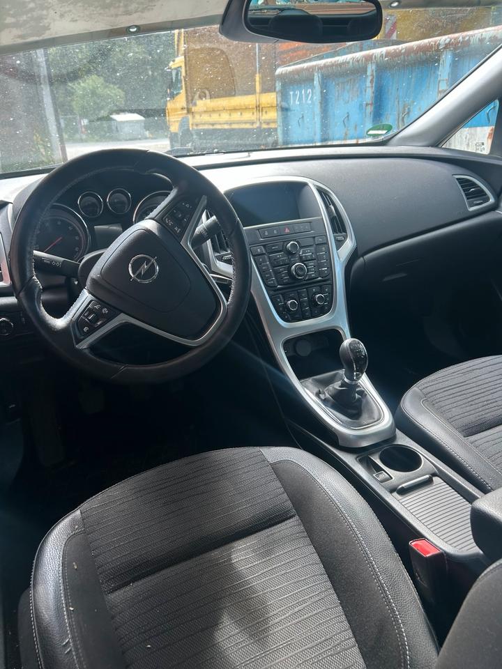 Opel Astra 2015 — interior