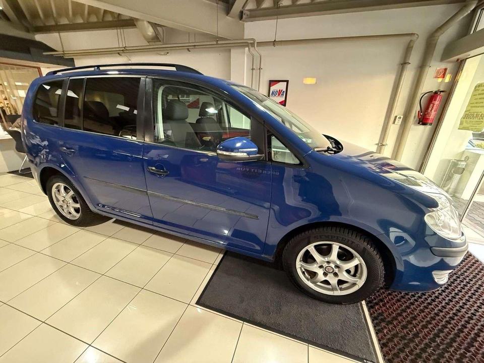 Volkswagen Touran 2010 — interior