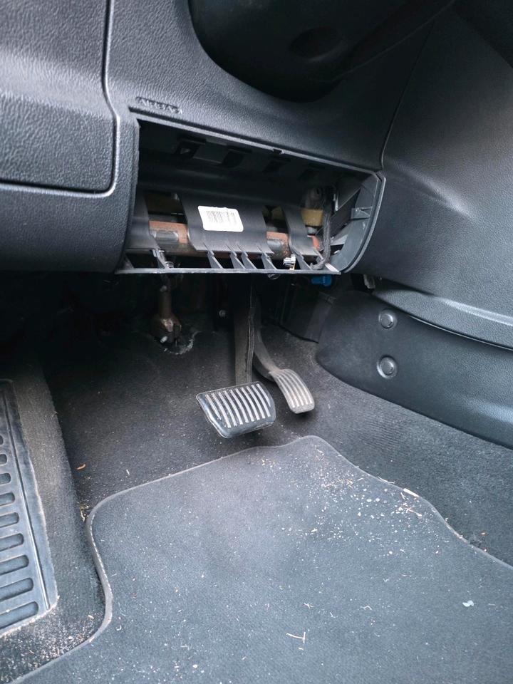 Ford S-Max 2011 — photo 16