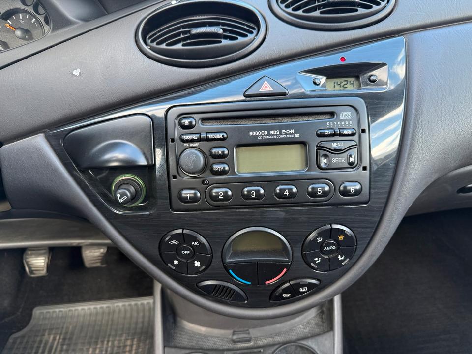 Ford Focus 2004 — photo 16