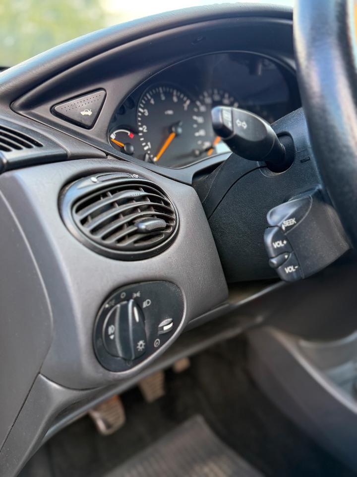 Ford Focus 2004 — photo 18