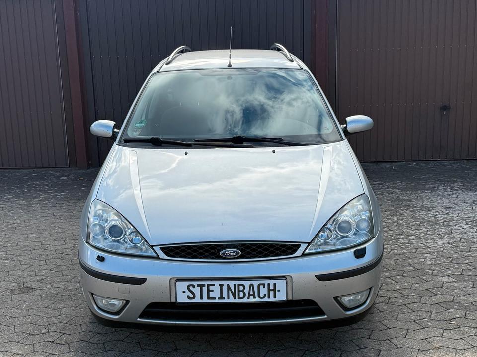 Ford Focus 2004 — rear view