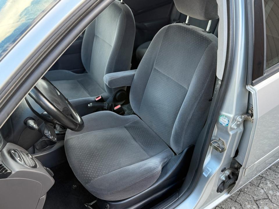 Ford Focus 2004 — photo 9