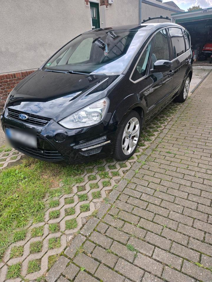 Ford C-Max 2010 — rear view