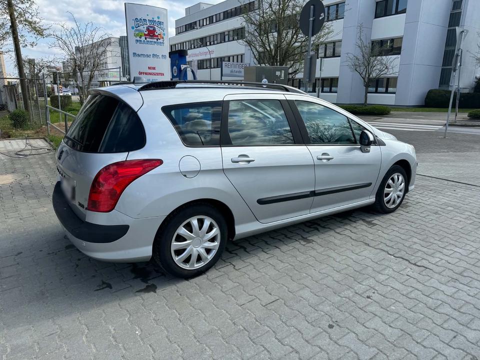 Peugeot 308 2010 — interior
