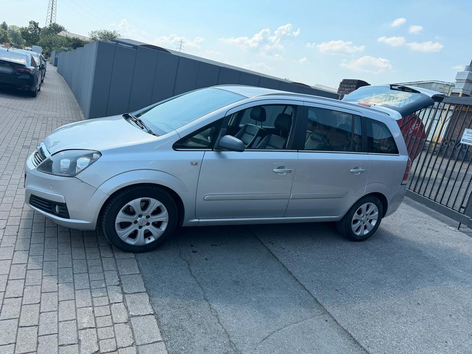 Opel Zafira 2007 — вигляд ззаду